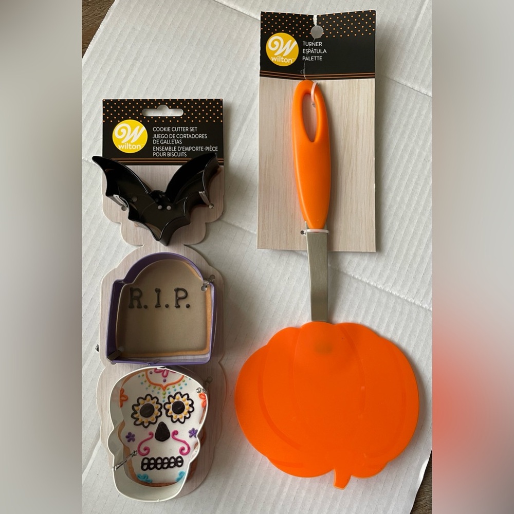 NWT - Two Wilton Halloween-themed Baking utensils (Spatula & Cookie Cutters)